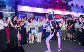 WAIC 的中学女生们：看见 AI，也看见自己